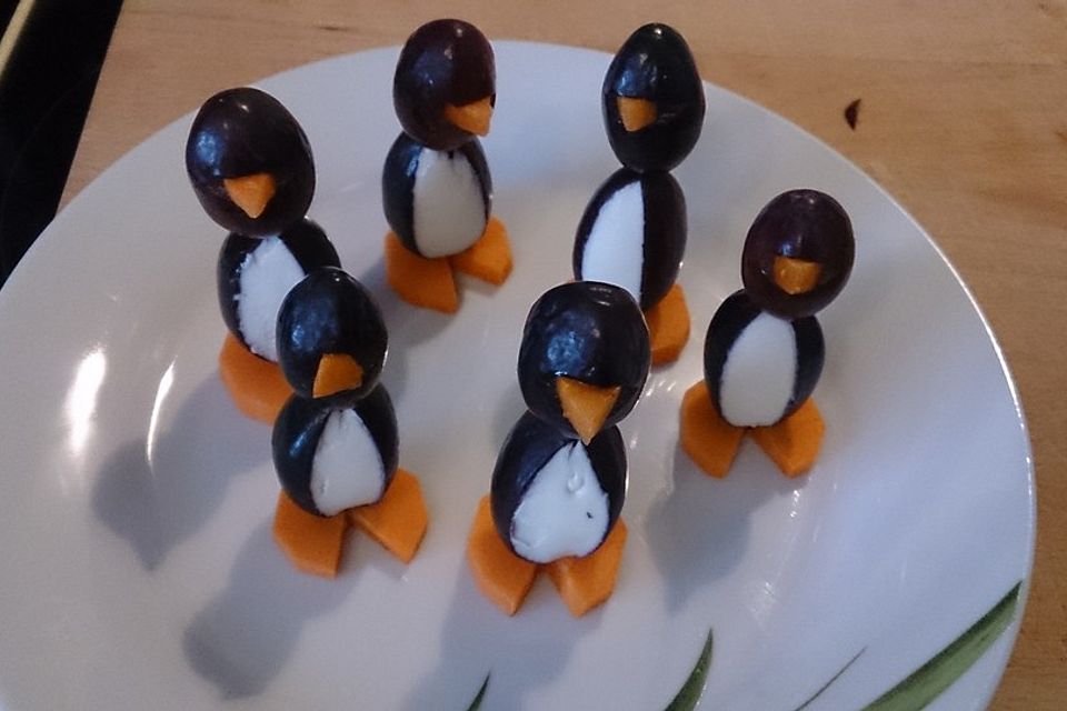 Kleine Pinguine mit Traubenfrack und Karottenfüßchen Kleine Pinguine mit Traubenfrack und Karottenfüßchen