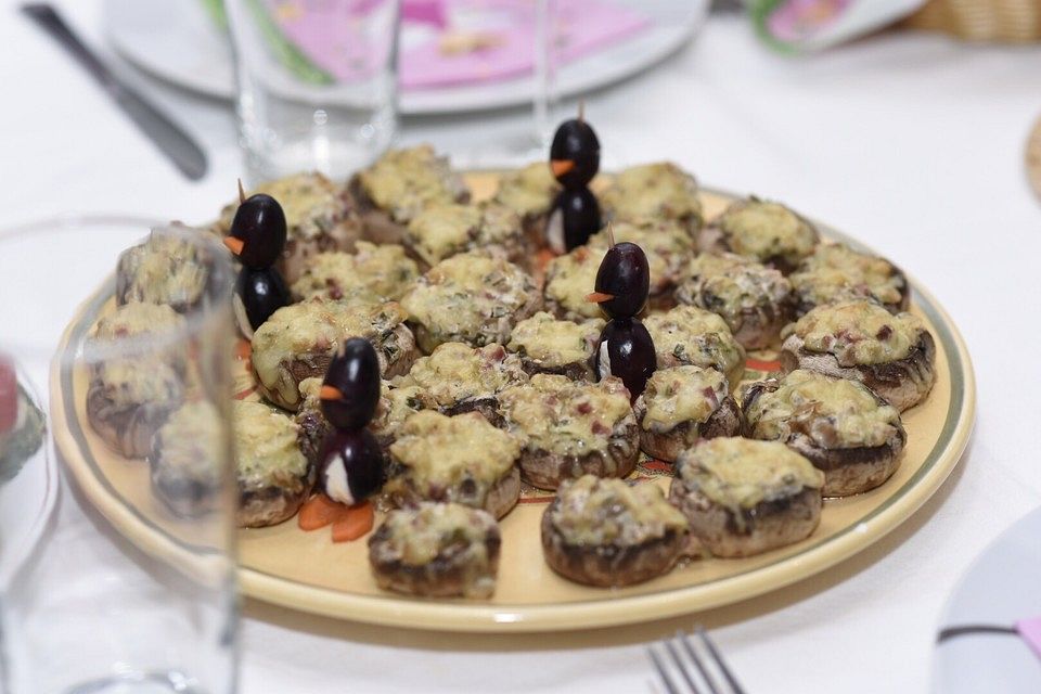 Kleine Pinguine mit Traubenfrack und Karottenfüßchen Kleine Pinguine mit Traubenfrack und Karottenfüßchen