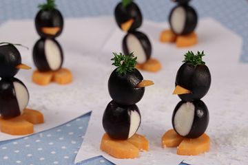 Kleine Pinguine mit Traubenfrack und Karottenfüßchen