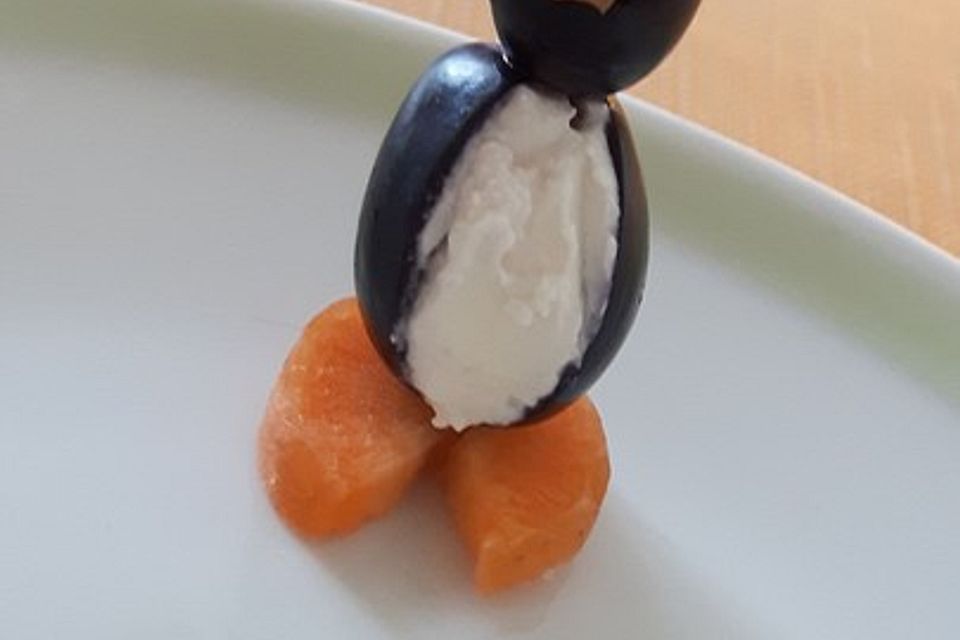 Kleine Pinguine mit Traubenfrack und Karottenfüßchen Kleine Pinguine mit Traubenfrack und Karottenfüßchen