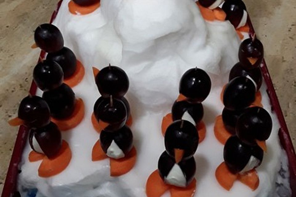 Kleine Pinguine mit Traubenfrack und Karottenfüßchen Kleine Pinguine mit Traubenfrack und Karottenfüßchen