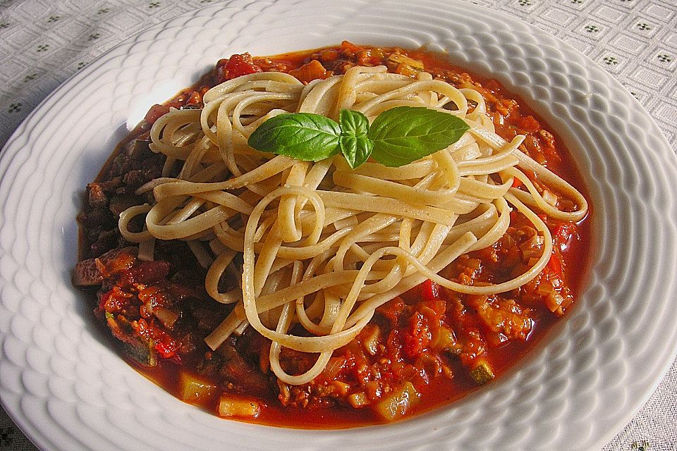 Bunte Hack-Gemüsepfanne mit Linguine