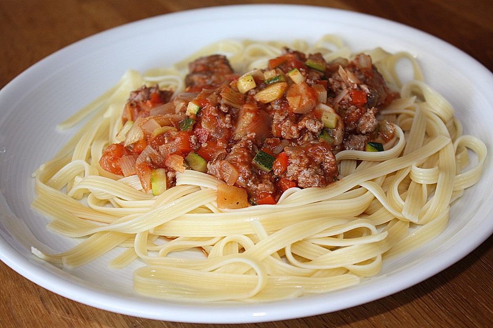 Bunte Hack-Gemüsepfanne mit Linguine