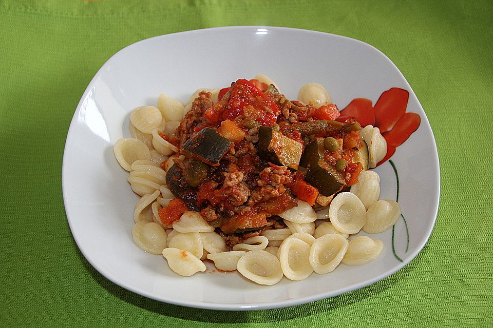 Bunte Hack-Gemüsepfanne mit Linguine