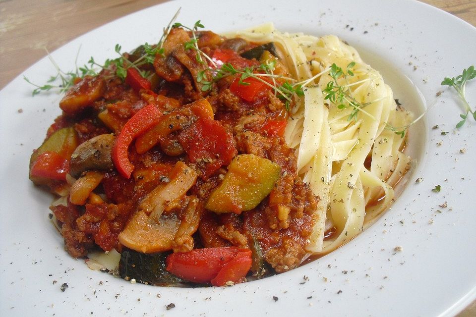 Bunte Hack-Gemüsepfanne mit Linguine