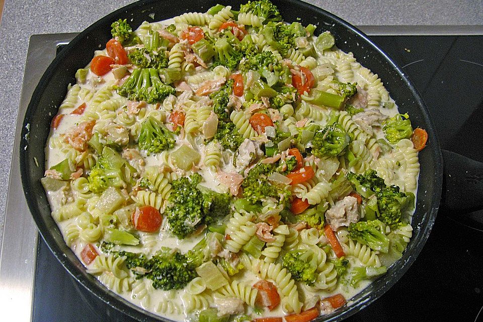 Spargel-Brokkoli-Linguine mit Lachs