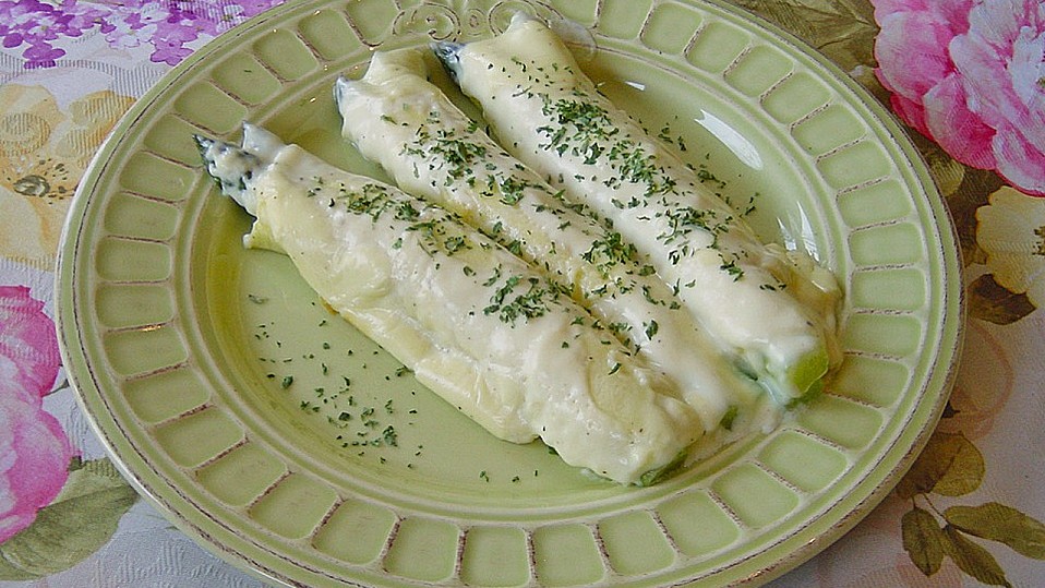 Spargel in Pfannkuchen, mit Käsesauce gratiniert von Salbeipflanze