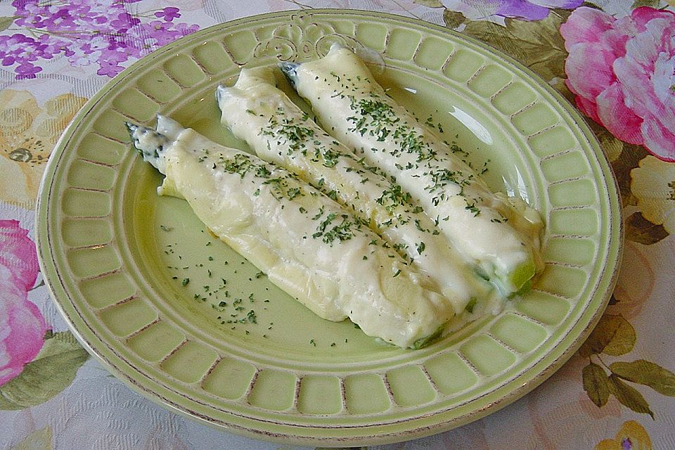 Spargel in Pfannkuchen, mit Käsesauce gratiniert