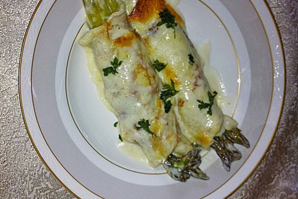 Spargel in Pfannkuchen, mit Käsesauce gratiniert