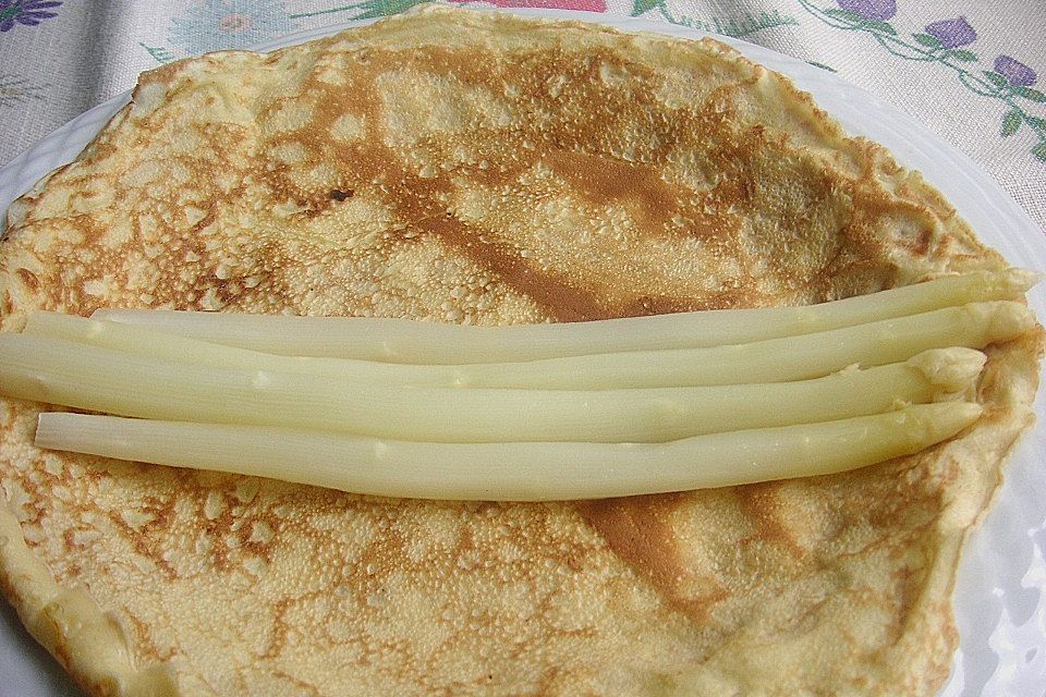 Spargel in Pfannkuchen, mit Käsesauce gratiniert