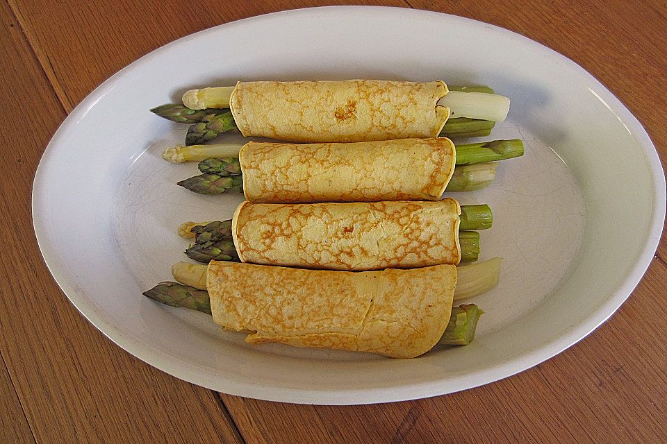 Spargel in Pfannkuchen, mit Käsesauce gratiniert