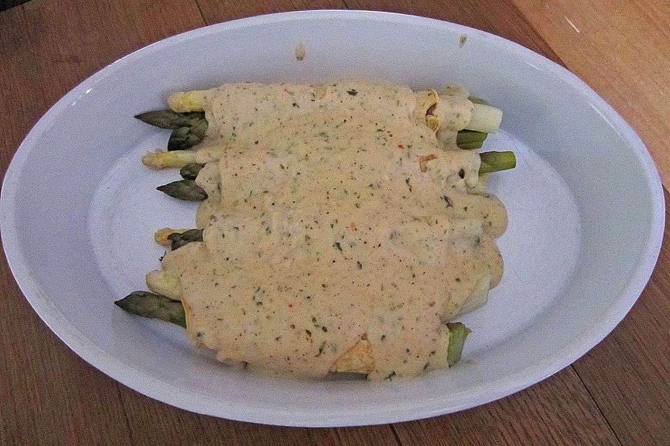 Spargel in Pfannkuchen, mit Käsesauce gratiniert