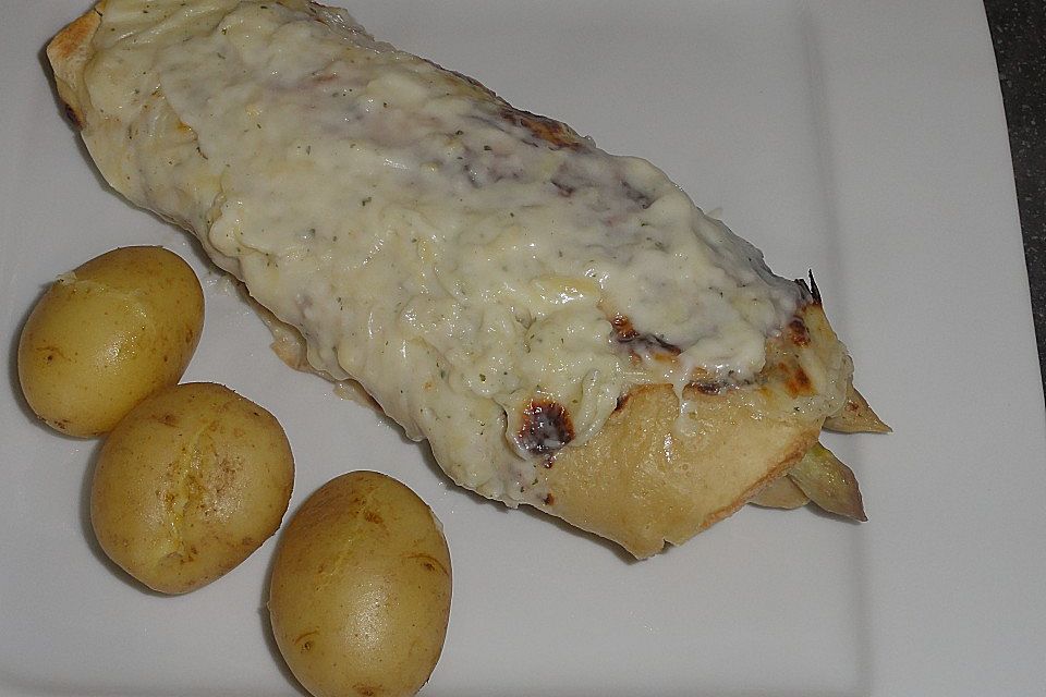 Spargel in Pfannkuchen, mit Käsesauce gratiniert