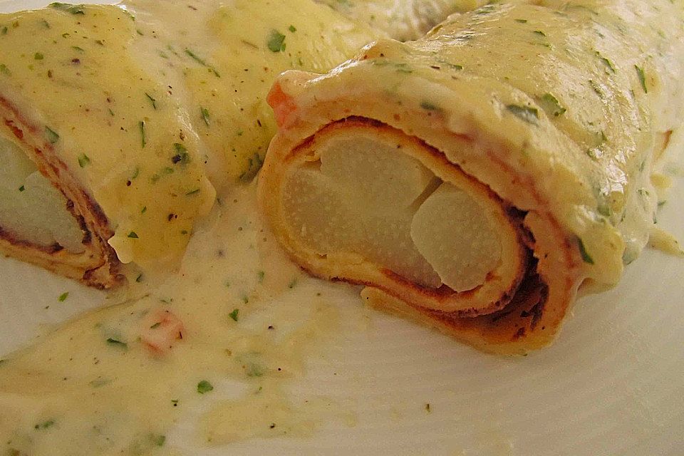 Spargel in Pfannkuchen, mit Käsesauce gratiniert