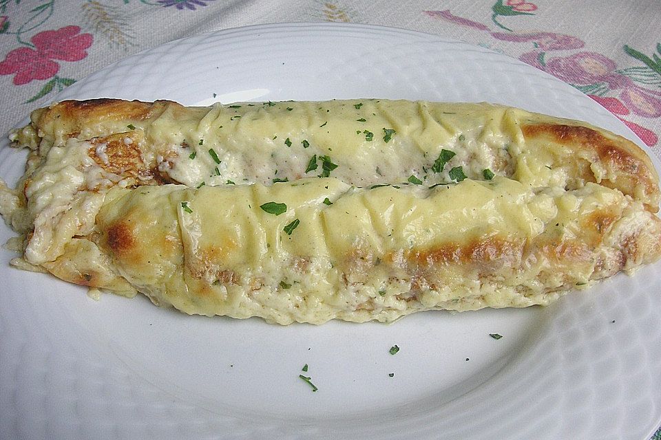 Spargel in Pfannkuchen, mit Käsesauce gratiniert