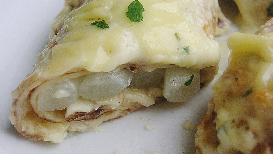 Spargel in Pfannkuchen, mit Käsesauce gratiniert von Salbeipflanze