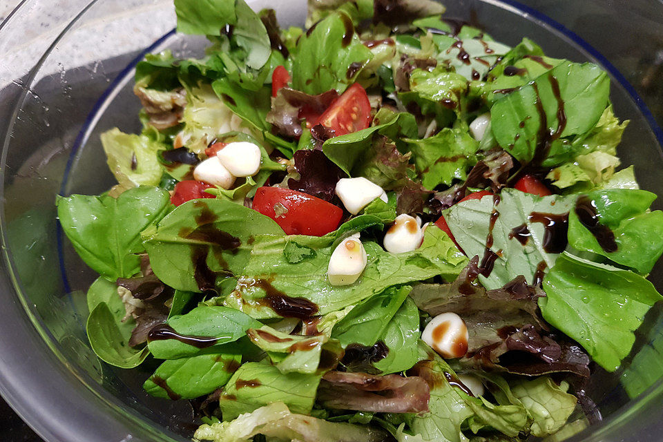 Blattsalat mit Honig-Balsamico-Dressing und Zitrusaroma