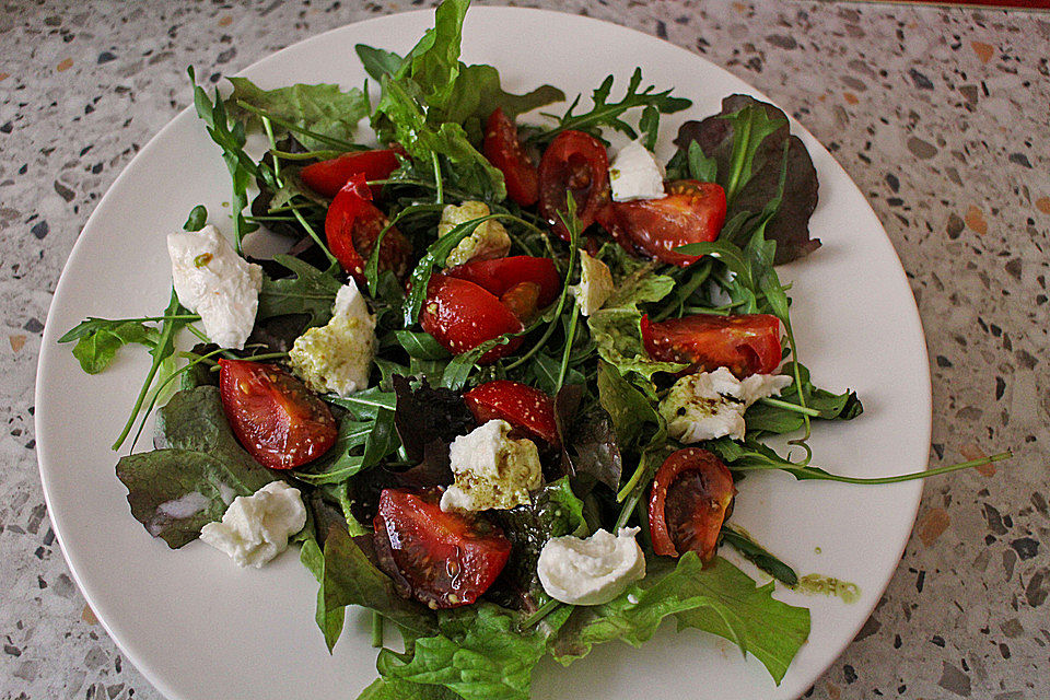 Blattsalat mit Honig-Balsamico-Dressing und Zitrusaroma