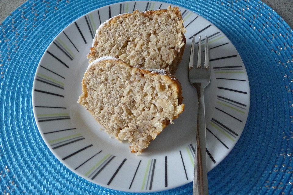 Apfel-Haselnuss Rührkuchen