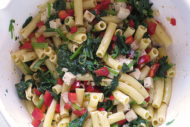 Nudelsalat mit Räuchertofu, Spinat und Paprika von Veggievor| Chefkoch
