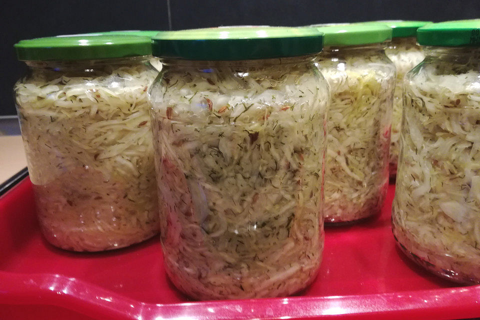 Sauerkraut in einem Glas selbst gemacht