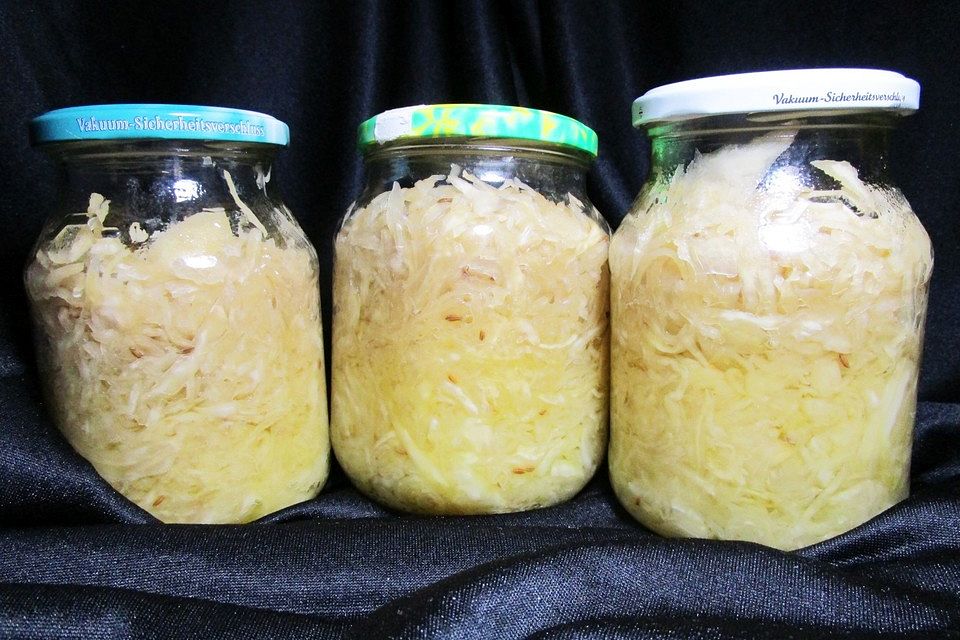 Sauerkraut in einem Glas selbst gemacht