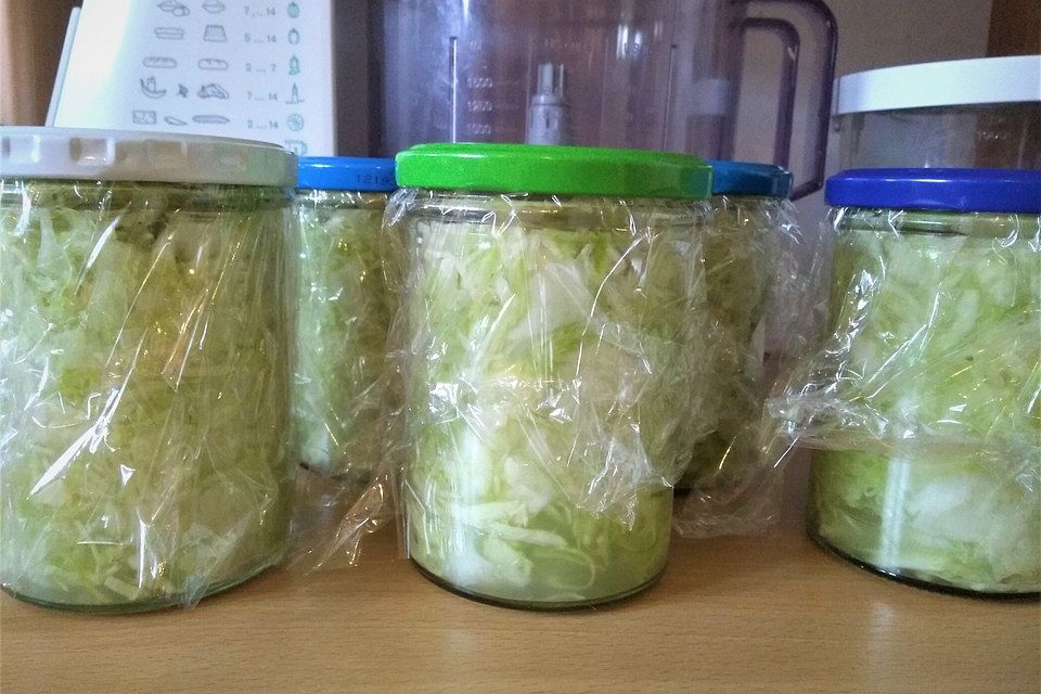 Sauerkraut in einem Glas selbst gemacht