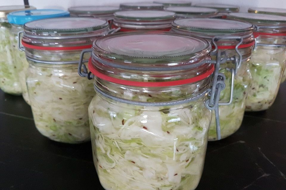 Sauerkraut in einem Glas selbst gemacht