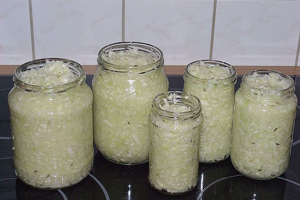 Sauerkraut in einem Glas selbst gemacht