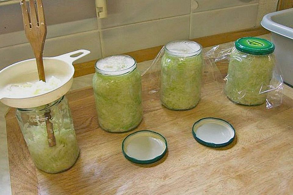 Sauerkraut in einem Glas selbst gemacht