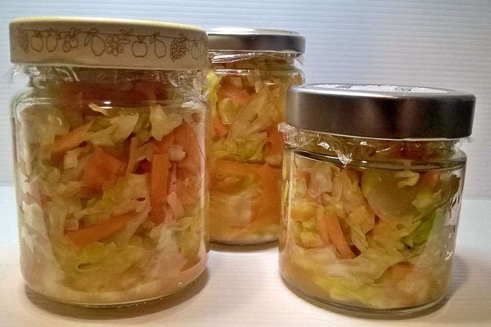 Sauerkraut in einem Glas selbst gemacht