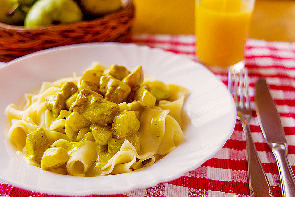 Tagliatelle mit Huhn-Birnen-Curry-Sauce