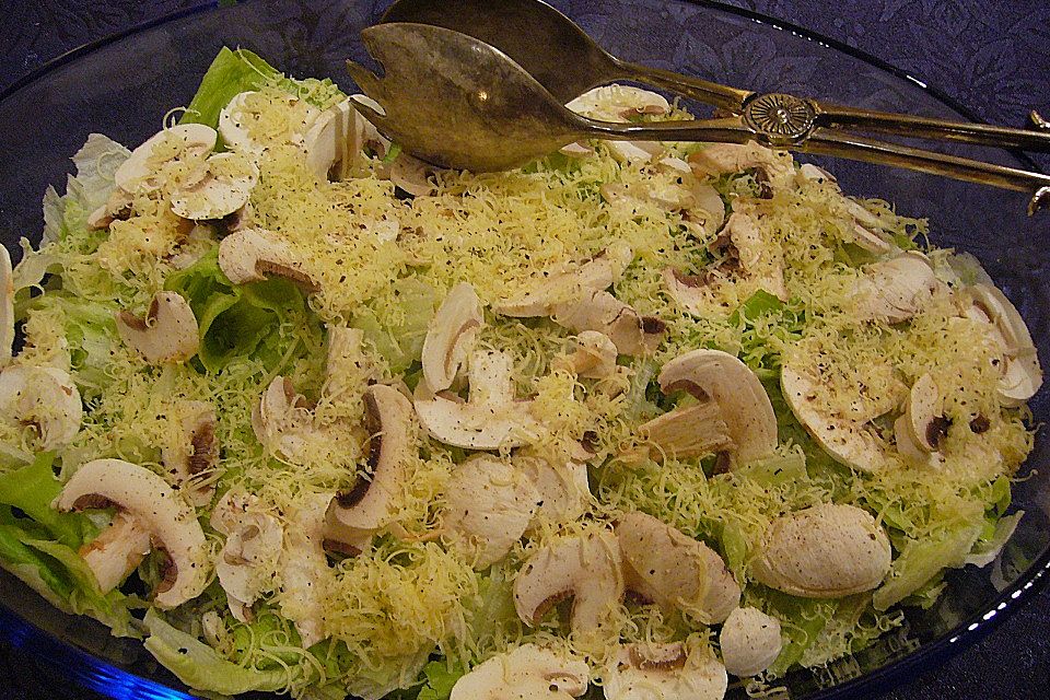 Blattsalat mit Käse und Pilzen