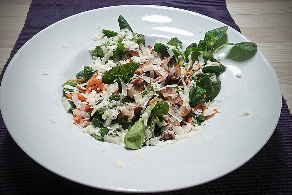 Blattsalat mit Käse und Pilzen