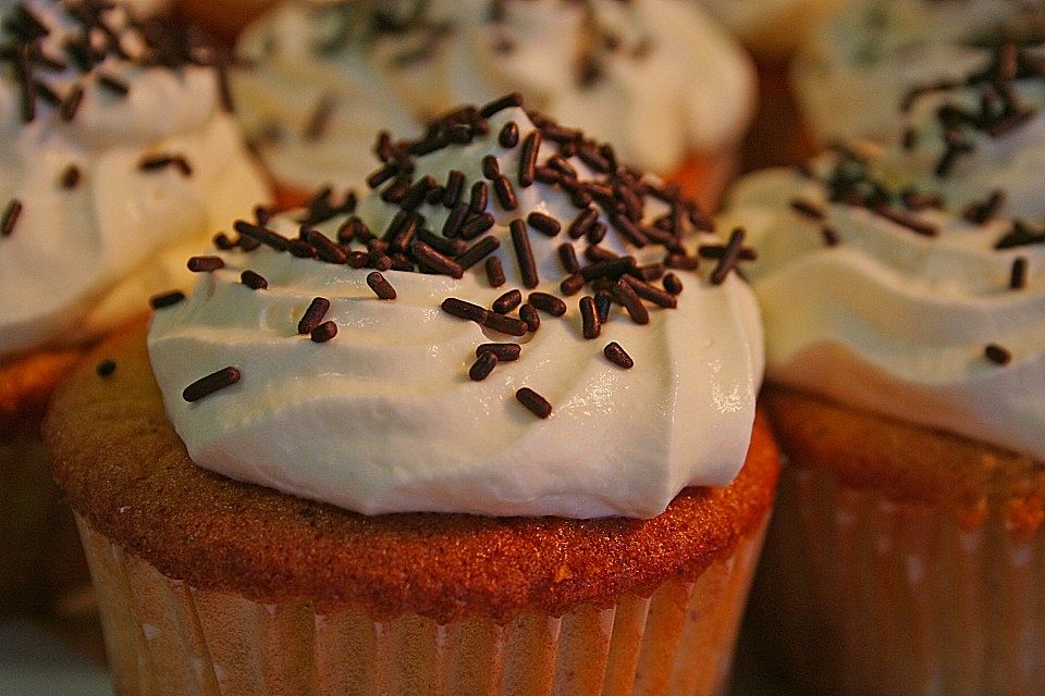 Nektarinen- Mandel Muffins mit Mascarpone-Eierlikör Topping