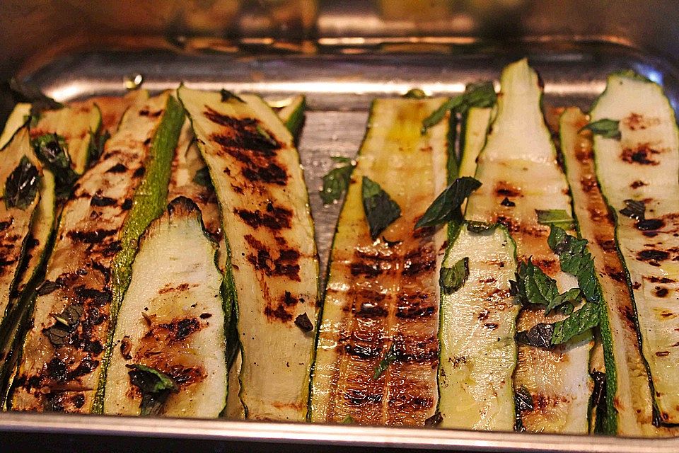 Gegrillte Zucchini mit Minze