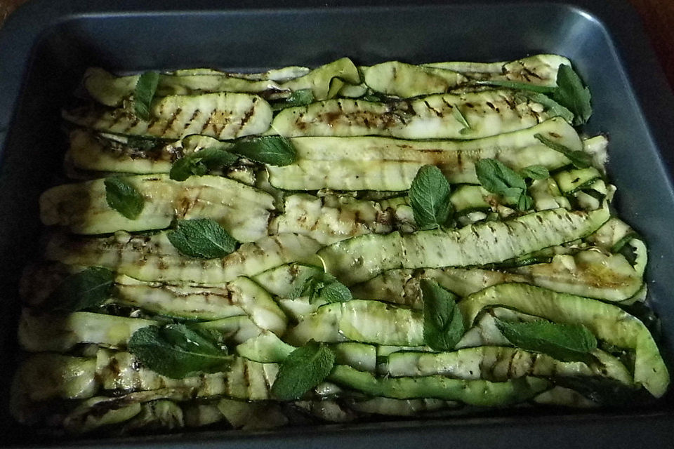 Gegrillte Zucchini mit Minze