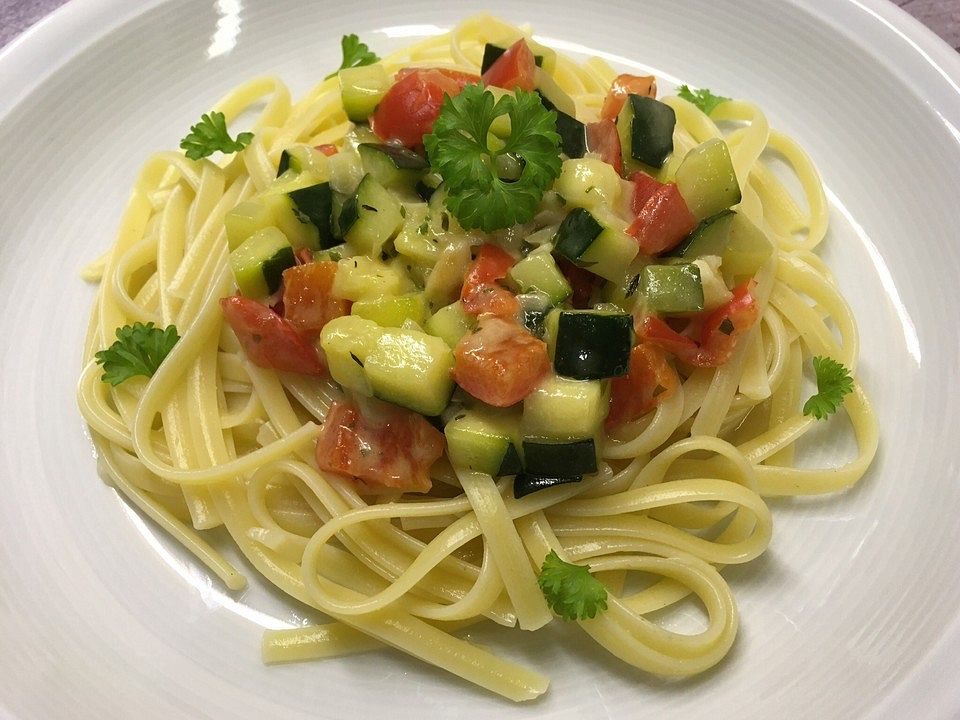 Zucchini-Paprika Nudeln von innisiflo | Chefkoch