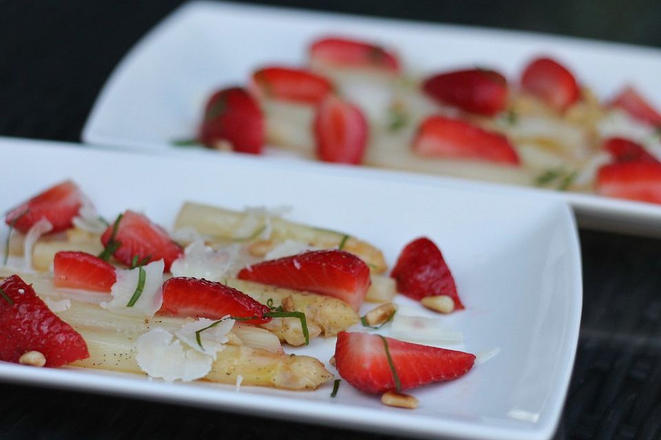 Spargel mit scharfen Vanille-Erdbeeren