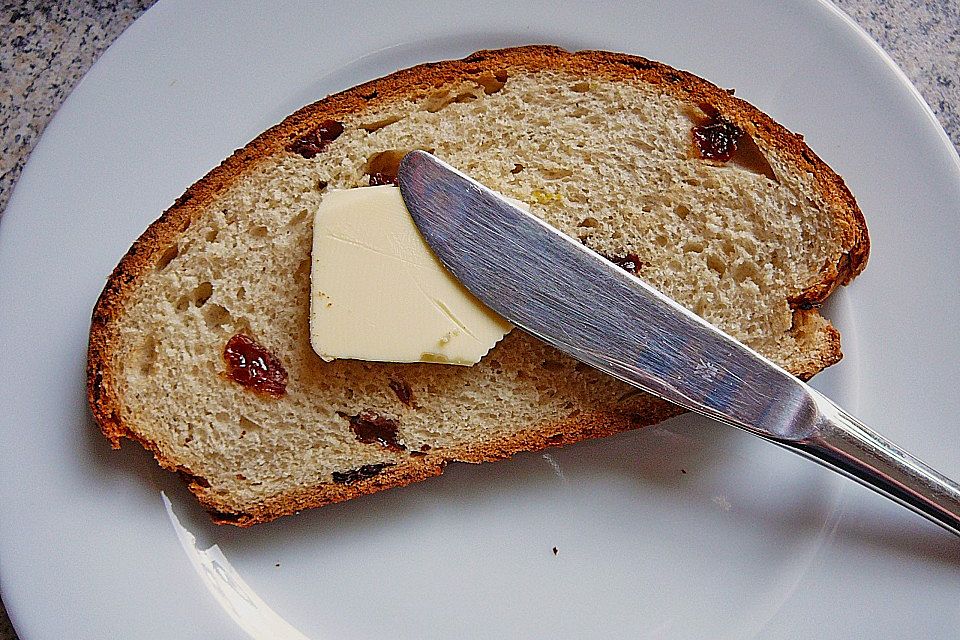 Leichtes Rosinenbrot mit Dinkel- und Roggenmehl