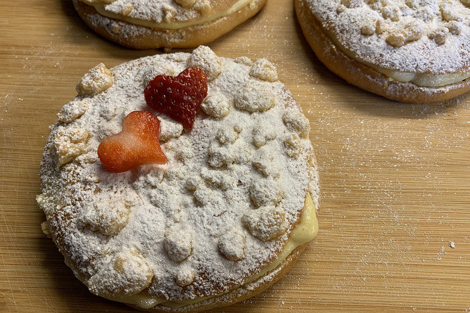 Hefe-Streuselteilchen mit Pudding  und Sahne