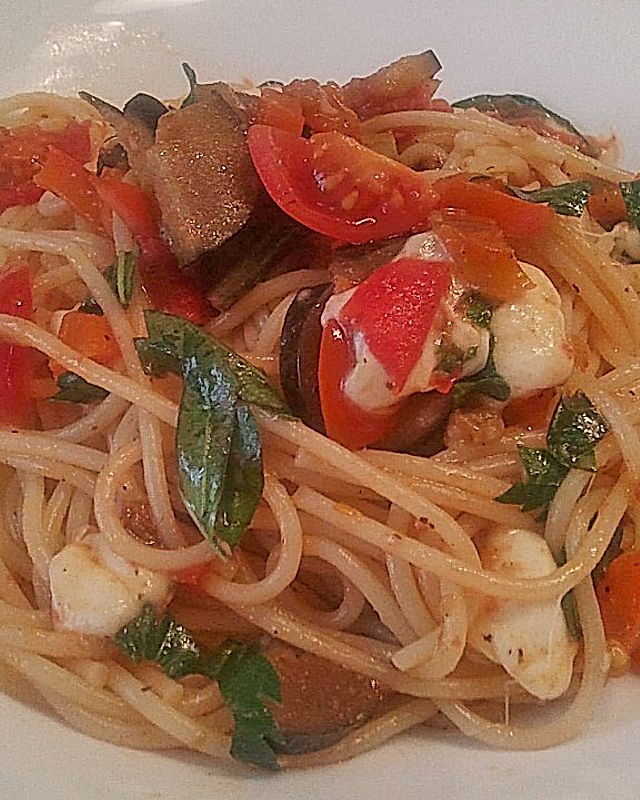 Spaghetti mit Paprika-Auberginengemüse und Mozzarella