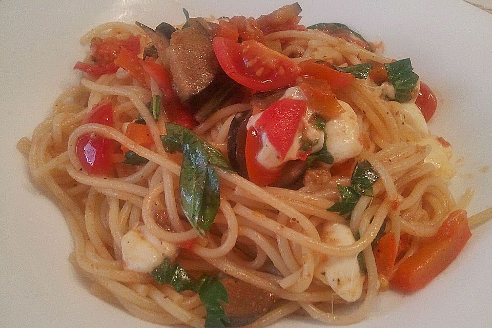 Spaghetti mit Paprika-Auberginengemüse und Mozzarella