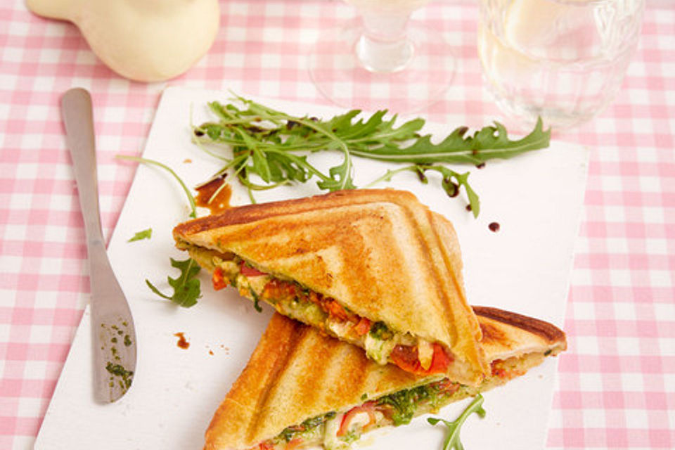 Tomaten-Mozzarella-Sandwich mit Basilikumpesto