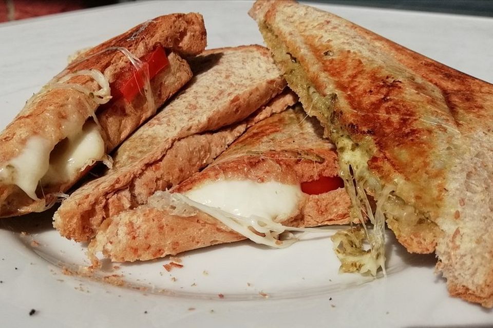 Tomaten-Mozzarella-Sandwich mit Basilikumpesto