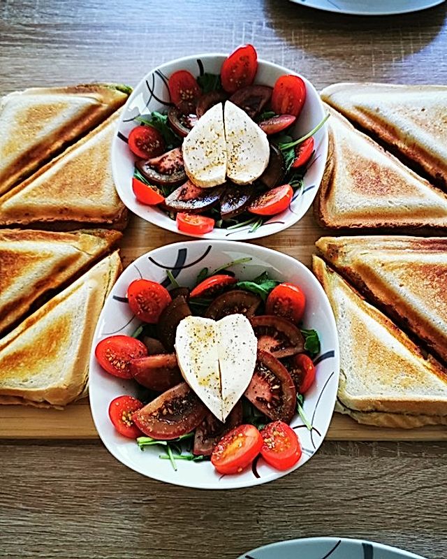 Tomaten-Mozzarella-Sandwich mit Basilikumpesto