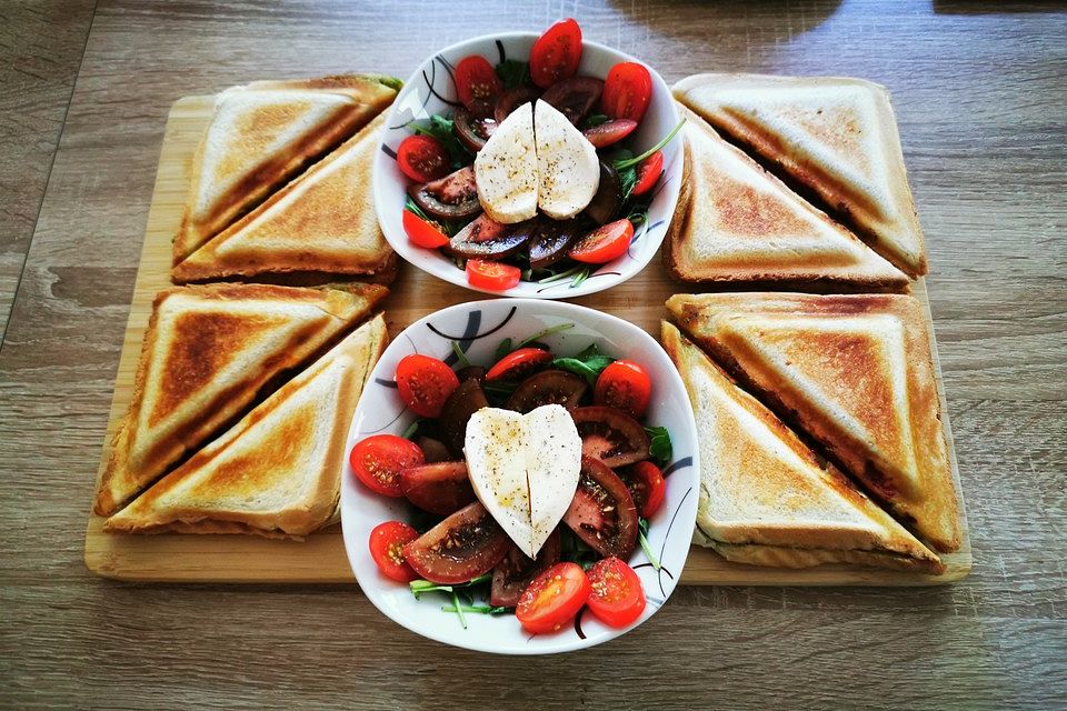 Tomaten-Mozzarella-Sandwich mit Basilikumpesto