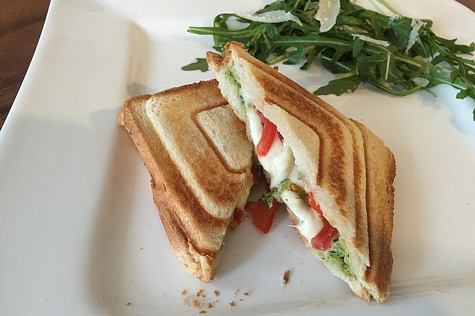 Tomaten-Mozzarella-Sandwich mit Basilikumpesto