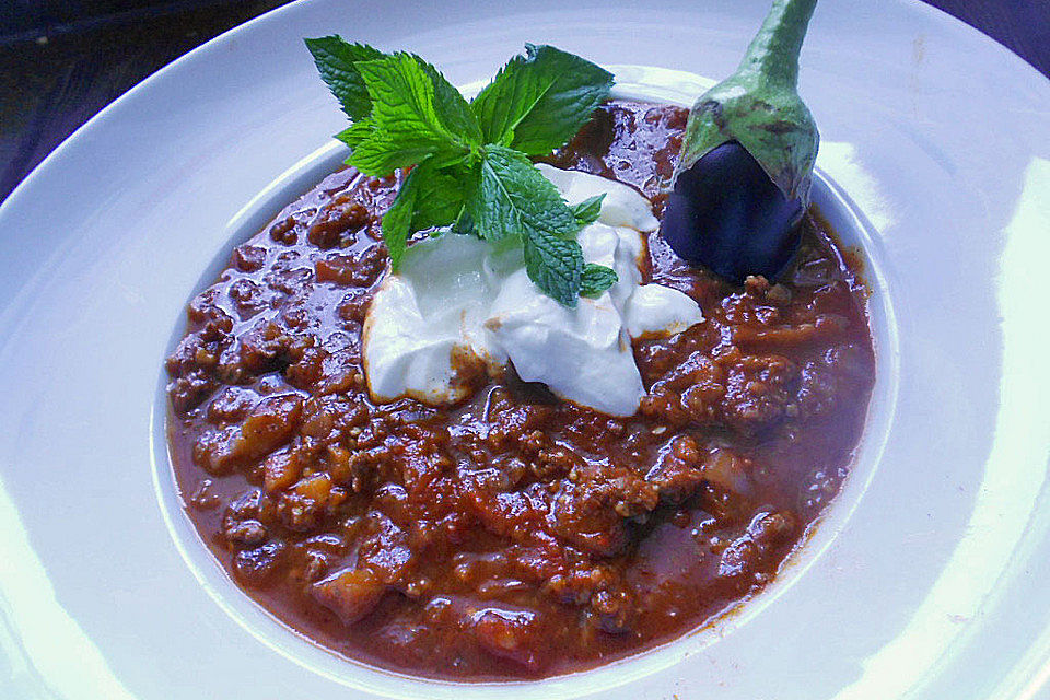 Hack-Auberginenpfanne mit kalter Knoblauchjoghurtsauce