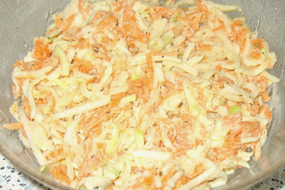 Möhren-Kohlrabi-Salat mit Kräutersenf-Dressing